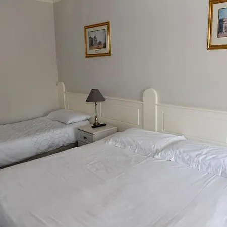 לינה וארוחת בוקר Railway House 3*